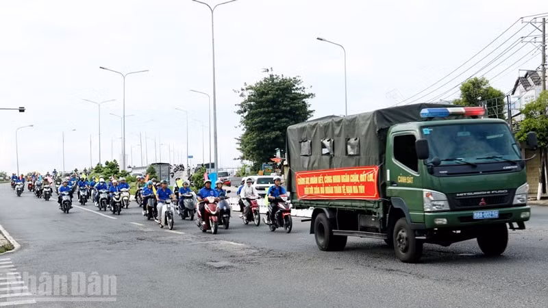 Các lực lượng tham gia diễu hành hưởng ứng Tháng hành động phòng, chống ma túy năm 2026.