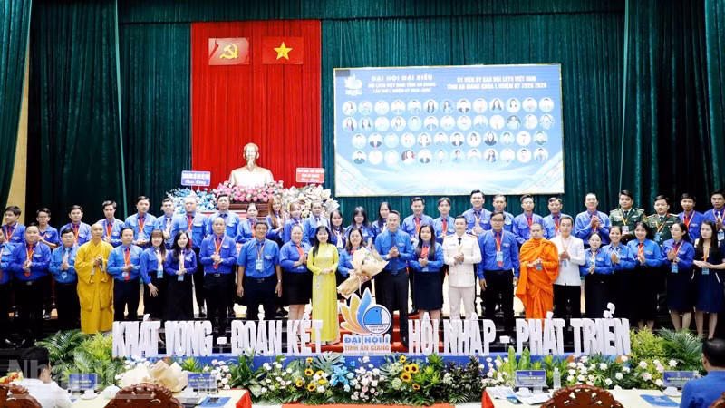 Đại biểu chụp ảnh lưu niệm cùng Ủy viên Ủy ban Hội Liên hiệp Thanh niên Việt Nam tỉnh An Giang khóa I, nhiệm kỳ 2026-2029.