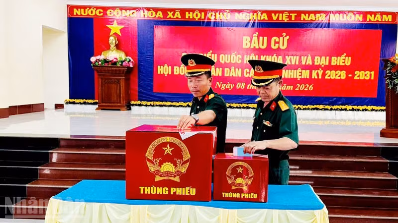 Lực lượng vũ trang ở đặc khu Thổ Châu đi bầu cử.