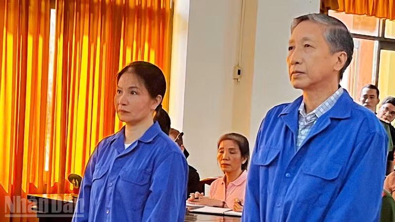 Bị cáo Lê Văn Mót và bị cáo Nguyễn Thị Hằng tại phiên tòa sơ thẩm sáng 21/4/2026.