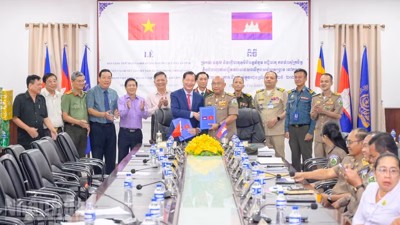 Ban Chuyên trách hai tỉnh ký kết biên bản bàn giao, tiếp nhận hài cốt liệt sĩ. (Ảnh: PHƯƠNG VŨ)