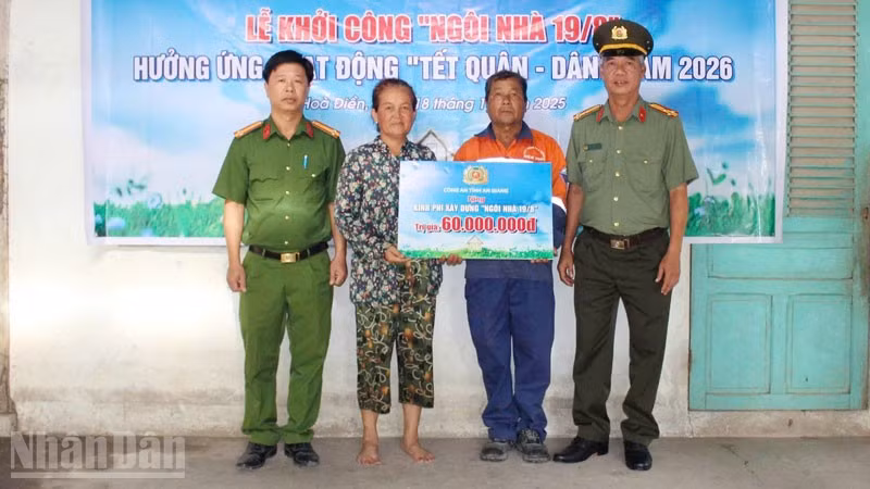 Công an tỉnh An Giang trao bảng tượng trưng 60 triệu đồng cho gia đình ông Dương Núi tại lễ khởi công xây dựng “Ngôi nhà 19/8”.