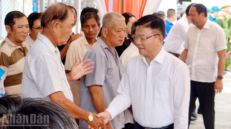 Phó Thủ tướng Chính phủ Lê Thành Long dự Ngày hội đại đoàn kết toàn dân tộc năm 2025 tại khu phố Minh Long, xã Châu Thành, tỉnh An Giang.