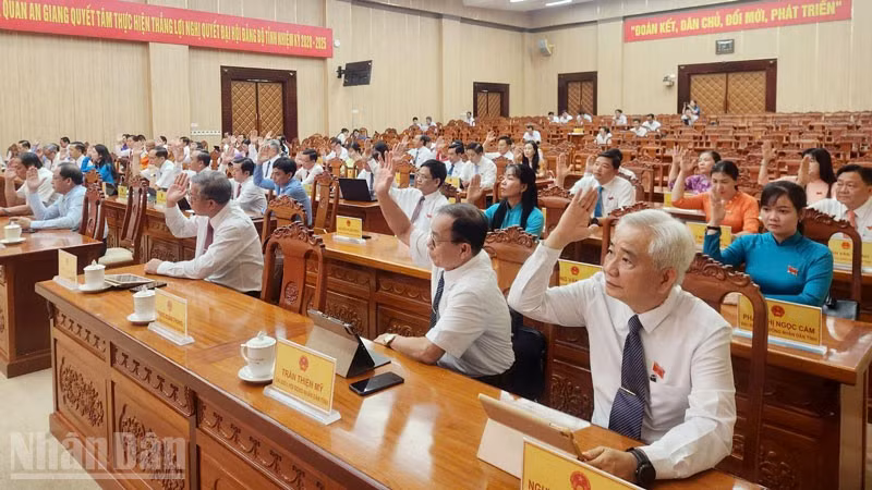 Đại biểu Hội đồng nhân dân tỉnh An Giang biểu quyết thông qua Nghị quyết quyết định chủ trương đầu tư Dự án Trung tâm tổ chức Hội nghị APEC. 