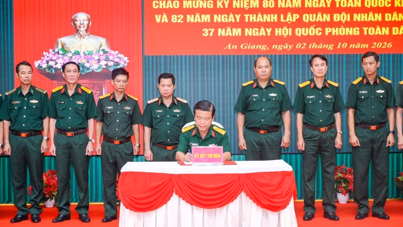 Đại tá Nguyễn Việt Thắng, Chính ủy Bộ Chỉ huy Quân sự tỉnh An Giang ký xác nhận thi đua. (Ảnh: PHƯƠNG VŨ)