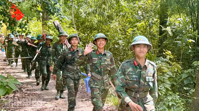 Cán bộ, chiến sĩ Trung đoàn 893 hành quân dã ngoại giúp người dân xã Kiên Lương.