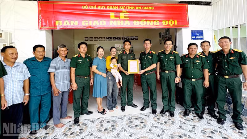 Bộ Chỉ huy Quân sự tỉnh An Giang bàn giao nhà cho gia đình thượng úy Danh Minh Hoài, ấp Minh Phong, xã Bình An. (Ảnh: PHƯƠNG VŨ)