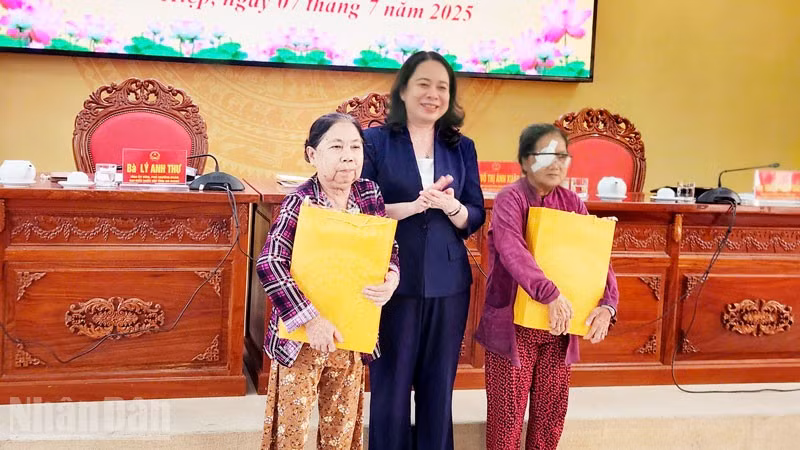Phó Chủ tịch nước Võ Thị Ánh Xuân tặng quà cho gia đình chính sách tại buổi tiếp xúc cử tri xã Tân Hiệp, tỉnh An Giang.