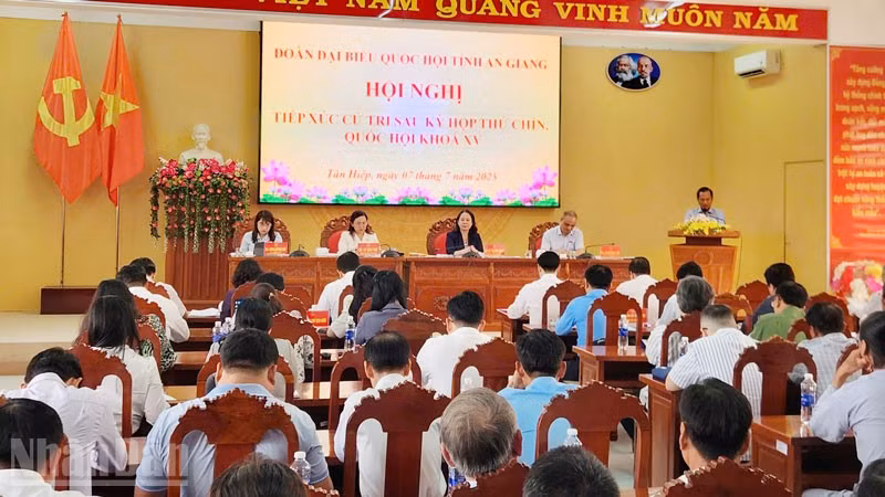 Quang cảnh buổi tiếp xúc cử tri xã Tân Hiệp, tỉnh An Giang.