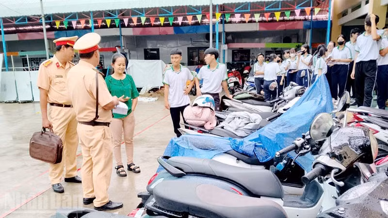  Lực lượng Cảnh sát giao thông Công an tỉnh An Giang kiểm tra bãi giữ xe một trường học trên địa bàn. 