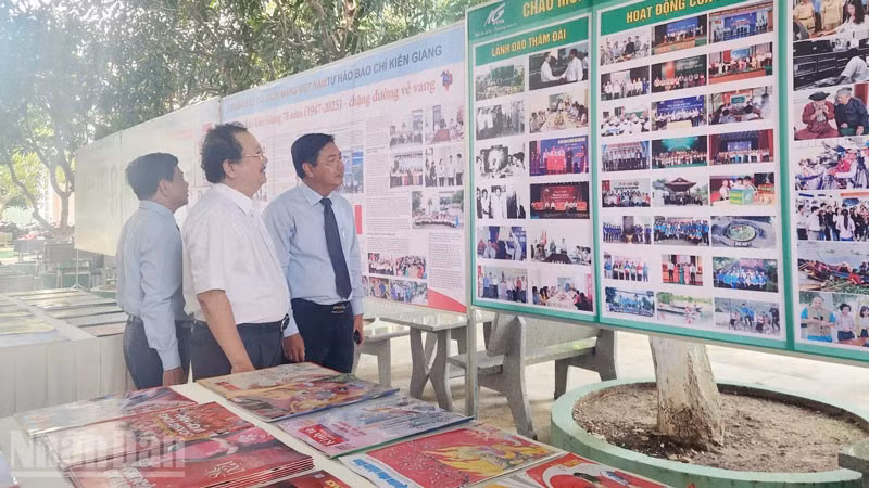 Đại biểu xem trưng bày những thành tựu của báo chí tỉnh Kiên Giang.