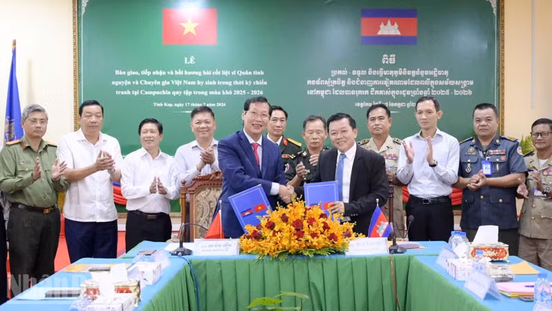 Ban chuyên trách 2 tỉnh ký kết biên bản bàn giao, tiếp nhận hài cốt liệt sĩ. (Ảnh: PHƯƠNG VŨ)