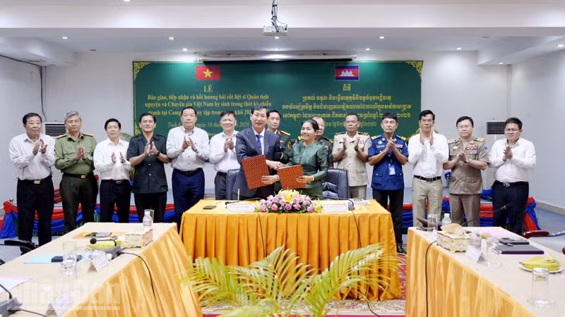 Ban chuyên trách 2 tỉnh ký kết biên bản bàn giao, tiếp nhận hài cốt liệt sĩ. (Ảnh: PHƯƠNG VŨ)