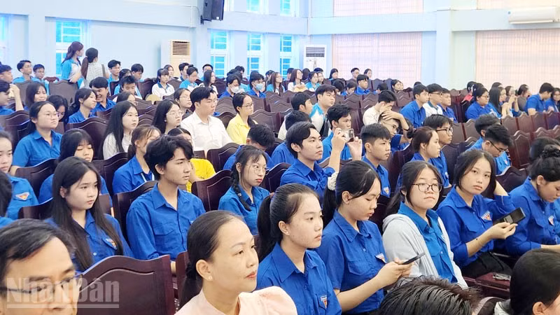 Sinh viên Trường đại học Kiên Giang dự khai giảng năm học mới. (Ảnh: QUỐC TRINH)