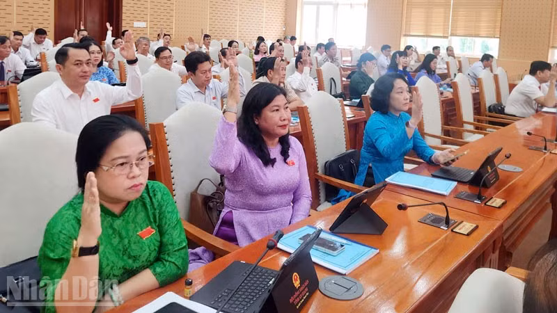 Đại biểu thông qua các nghị quyết.