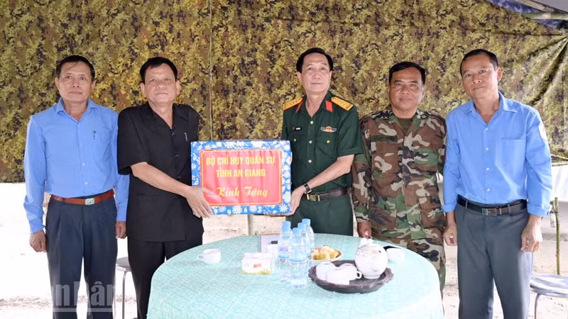 Lãnh đạo Bộ Chỉ huy Quân sự tỉnh An Giang tặng quà Đội K93.