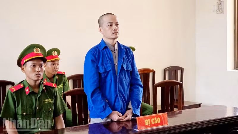 Bị cáo Nguyễn Phú Xuân. (Ảnh: VĂN VŨ)
