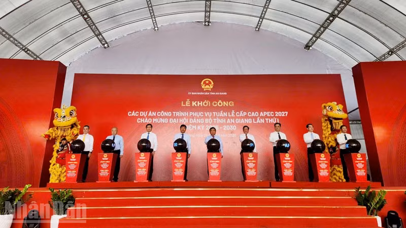 Phó Thủ tướng Chính phủ Nguyễn Chí Dũng, lãnh đạo tỉnh An Giang, doanh nghiệp thực hiện nghi thức khởi công, khởi động dự án hạ tầng phục vụ Tuần lễ Cấp cao APEC 2027.