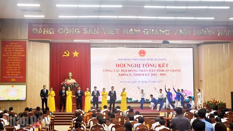 Biểu diễn văn nghệ tại Hội nghị tổng kết công tác Hội đồng nhân dân tỉnh An Giang khóa X, nhiệm kỳ 2021-2026. 