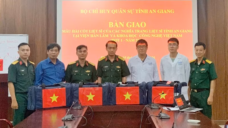 Ban Chỉ đạo 515 tỉnh An Giang bàn giao mẫu ADN hài cốt liệt sĩ. (Ảnh: PHƯƠNG VŨ)