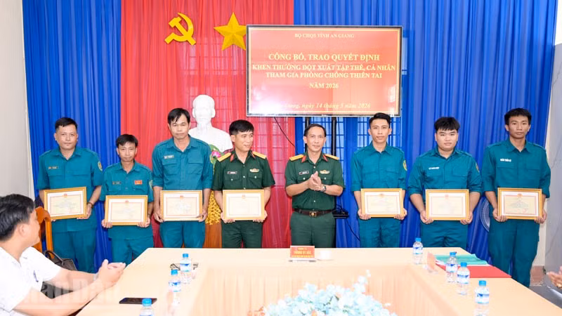 Bộ Chỉ huy quân sự tỉnh An Giang khen thưởng đột xuất cho các tập thể, cá nhân tại các xã Cô Tô, Óc Eo, Núi Cấm, Ô Lâm và Tri Tôn tham gia chữa cháy rừng. (Ảnh: PHƯƠNG VŨ)