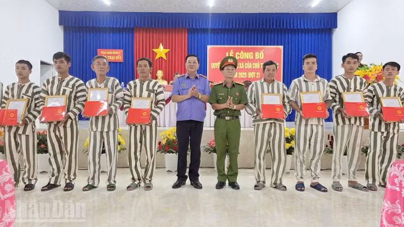 Lãnh đạo Trại giam Kênh 7 và lãnh đạo Viện Kiểm sát nhân dân tỉnh An Giang trao quyết định đặc xá của Chủ tịch nước cho phạm nhân cải tạo tốt.