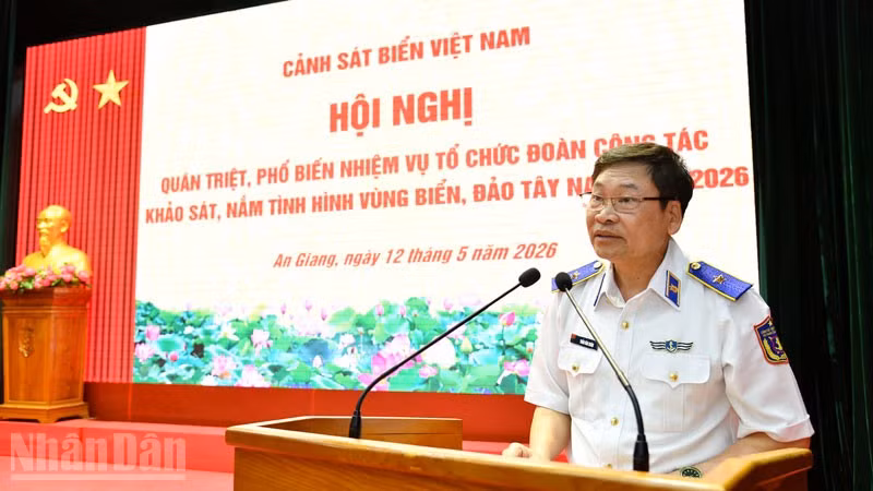 Thiếu tướng Trần Văn Xuân, Phó Chính ủy kiêm Chủ nhiệm Chính trị Cảnh sát biển Việt Nam phát biểu chỉ đạo Hội nghị.