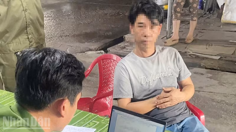 Lực lượng Công an làm việc với Nguyễn Vũ Phương chủ cơ sở kinh doanh không phép có hành vi mua bán công cụ kích điện dùng để đánh bắt thủy sản.