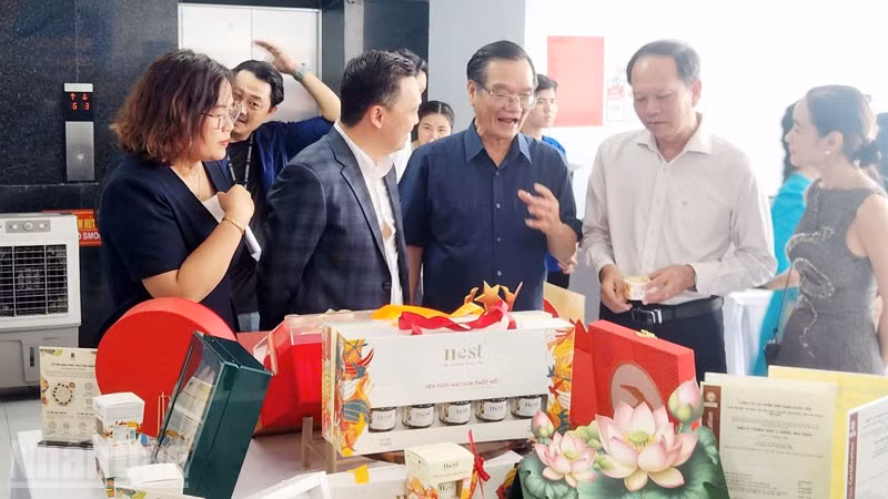  Đại biểu tham quan các sản phẩm từ yến.