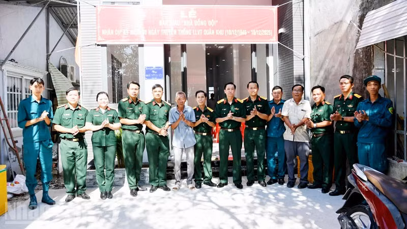 Bộ Chỉ huy quân sự tỉnh An Giang bàn giao nhà cho gia đình thiếu tá Định Quốc Kiệt, xã Long Thạnh.