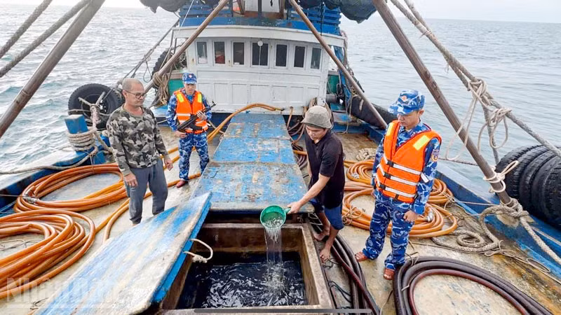 Bộ Tư lệnh Vùng Cảnh sát biển 4 bắt giữ tàu cá vận chuyển trái phép khoảng 100 nghìn lít dầu D.O trên biển ngày 16/1.