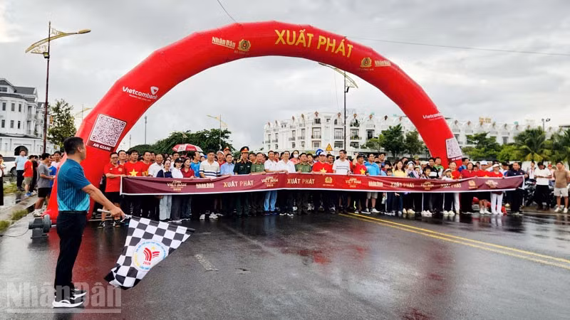 Đông đảo cán bộ, chiến sĩ Công an, Quân sự, công chức, viên chức và nhân dân An Giang tích cực tham gia hưởng ứng đi bộ. (Ảnh: QUỐC TRINH)