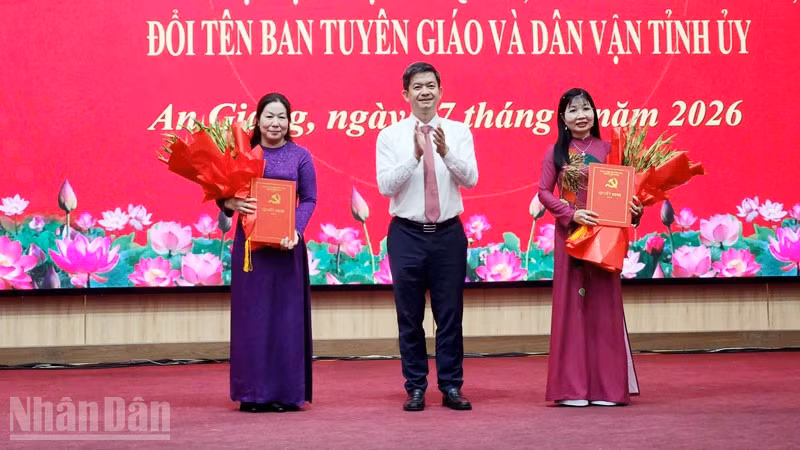 Bí thư Tỉnh ủy An Giang Lê Quang Tùng tặng hoa chúc mừng Đảng bộ Hội đồng nhân dân tỉnh và Đảng bộ Mặt trận Tổ quốc, các đoàn thể tỉnh An Giang. (Ảnh: QUỐC TRINH)