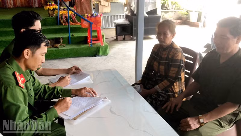 Công an làm việc với những người có liên quan.