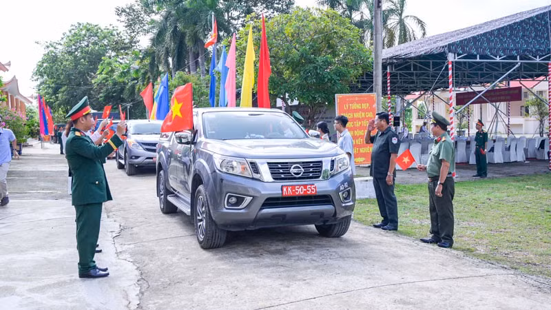 Cán bộ, chiến sĩ Đội K92, Đội K93 chính thức xuất quân, lên đường sang Campuchia, tiếp tục hành trình tìm kiếm, quy tập hài cốt liệt sĩ. (Ảnh: PHƯƠNG VŨ)