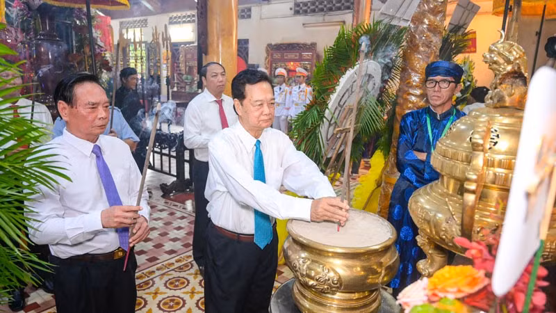 Nguyên Thủ tướng Nguyễn Tấn Dũng, Đại tướng Lê Hồng Anh dâng hương Anh hùng dân tộc Nguyễn Trung Trực. (Ảnh: PHƯƠNG VŨ)