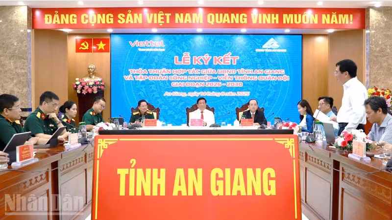 Quang cảnh buổi ký kết.