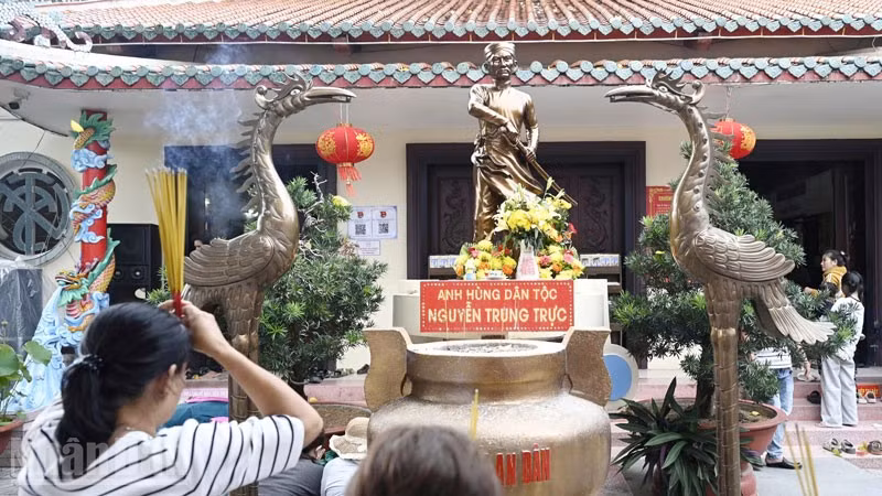 Người dân thắp hương tưởng nhớ Anh hùng dân tộc Nguyễn Trung Trực. (Ảnh: QUỐC TRINH)