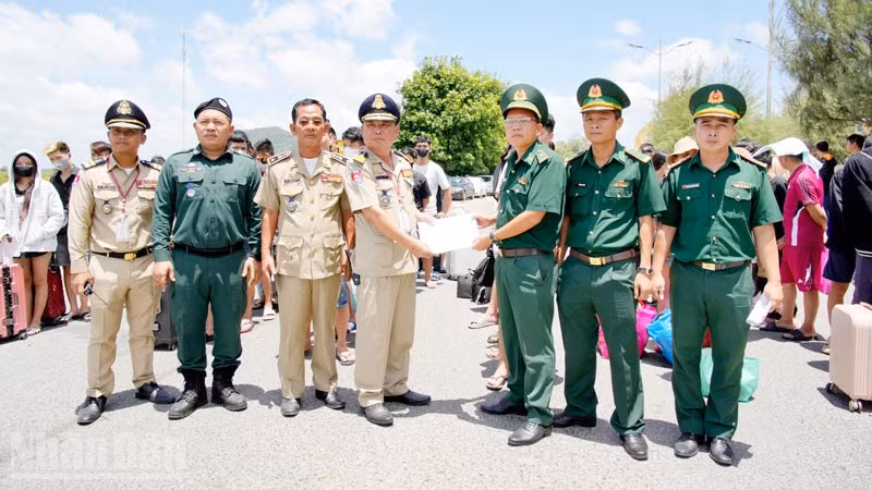 Ban Chỉ huy Đồn Biên phòng Cửa khẩu quốc tế Tịnh Biên ký và trao biên bản giao nhận 72 công dân Việt Nam do phía Campuchia trao trả. 