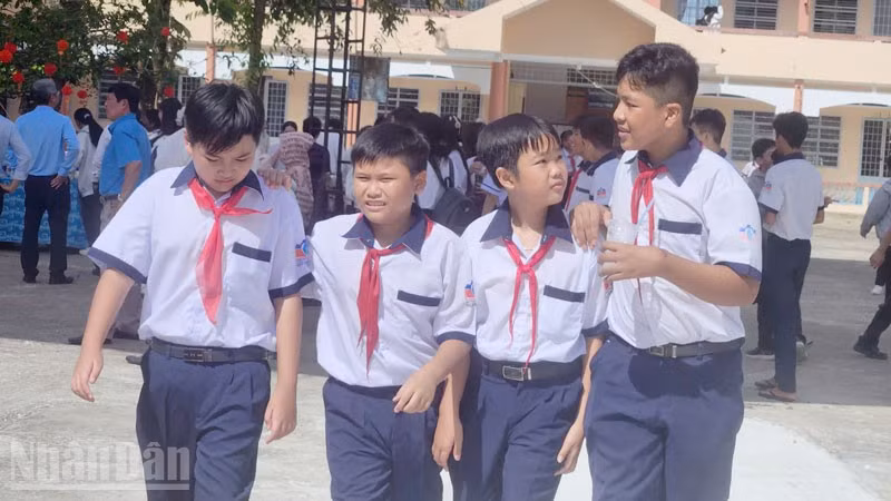 Học sinh Trường Trung học cơ sở Ngô Quyền, phường Rạch Giá, tỉnh An Giang trong ngày khai giảng năm học mới.