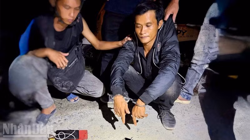 Đối tượng Nguyễn Chí Khang cùng tang vật. (Ảnh: Công an An Giang).