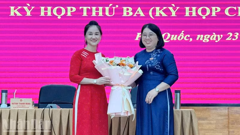 Lãnh đạo Hội đồng nhân dân đặc khu Phú Quốc tặng hoa chúc mừng bà Nguyễn Thị Kim Loan.