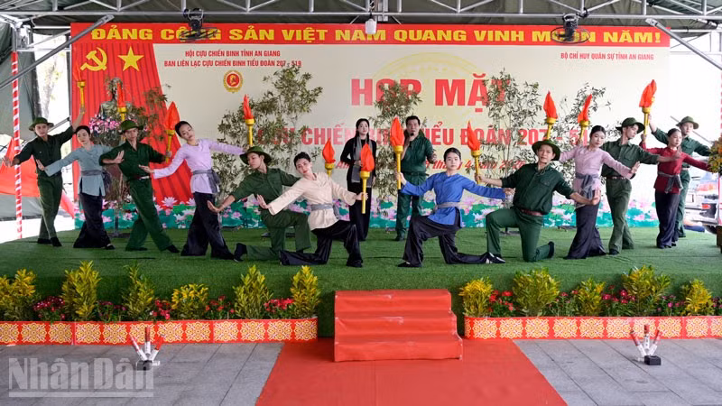 Tiết mục văn nghệ tại buổi họp mặt.