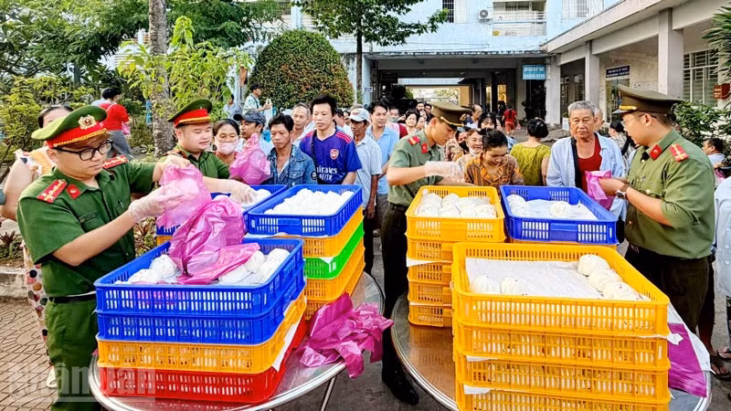 Hàng trăm suất ăn được chuẩn bị phát cho bệnh nhân nghèo tại Bệnh viện Y dược cổ truyền Kiên Giang vào sáng thứ bảy, ngày 25/4.
