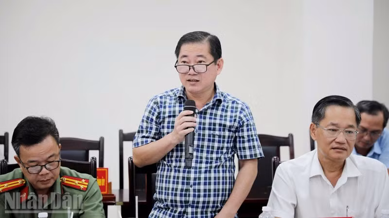 Đại diện Sở Nội vụ tỉnh An Giang phát biểu tại buổi giao ban báo chí định kỳ. (Ảnh: QUỐC TRINH)