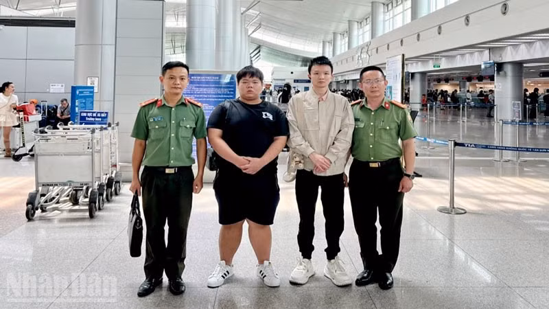 Lực lượng Công an tỉnh An Giang đã đưa hai công dân Trung Quốc có hành vi nhập cảnh trái phép vào Việt Nam đến Cảng hàng không quốc tế Tân Sơn Nhất để thực hiện thủ tục trục xuất về nước.