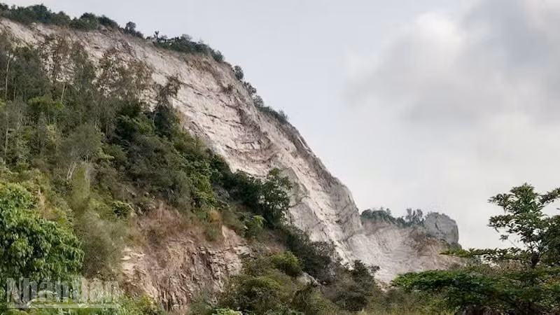 Mỏ đá núi Bà Đội.