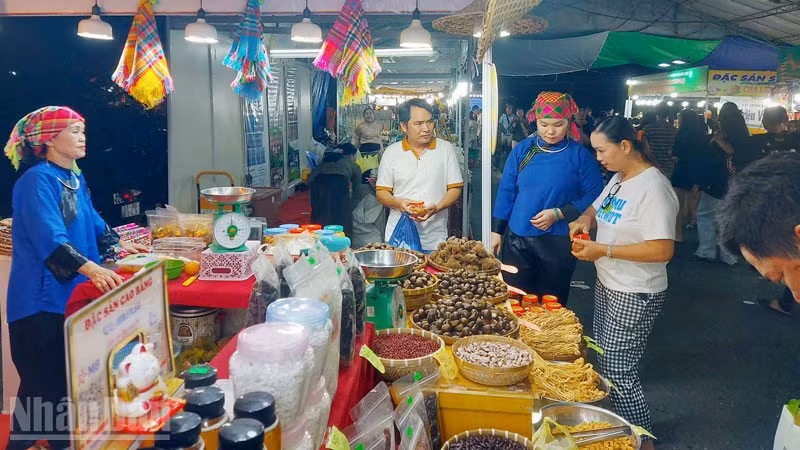 Người dân tham quan khu trưng bày sản phẩm đặc trưng của Cao Bằng.