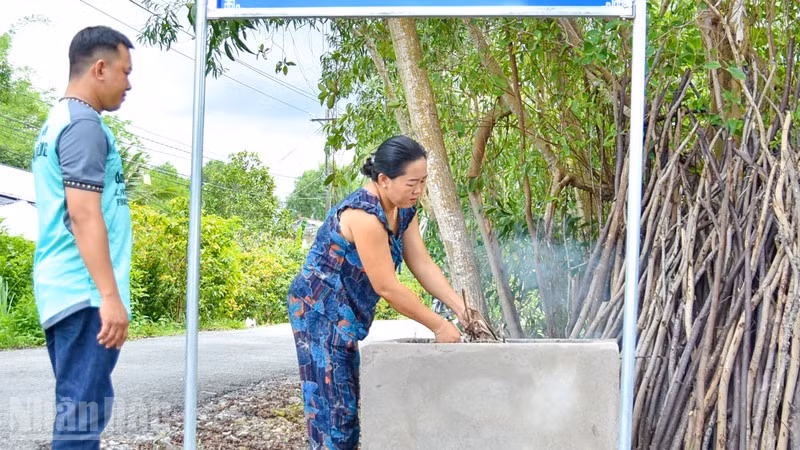 Mô hình lò đốt rác hộ gia đình tại vùng U Minh Thượng giúp giải quyết bài toán môi trường nông thôn.