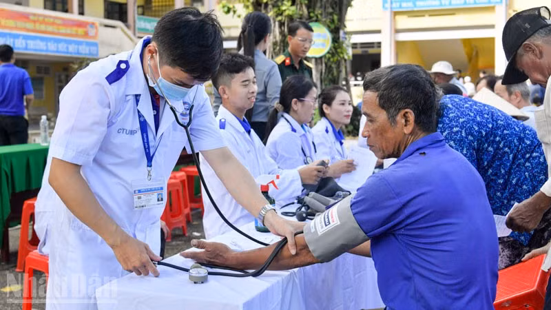 Khám, cấp thuốc cho người dân nằm trong hoạt động “Tết quân-dân” năm 2026.